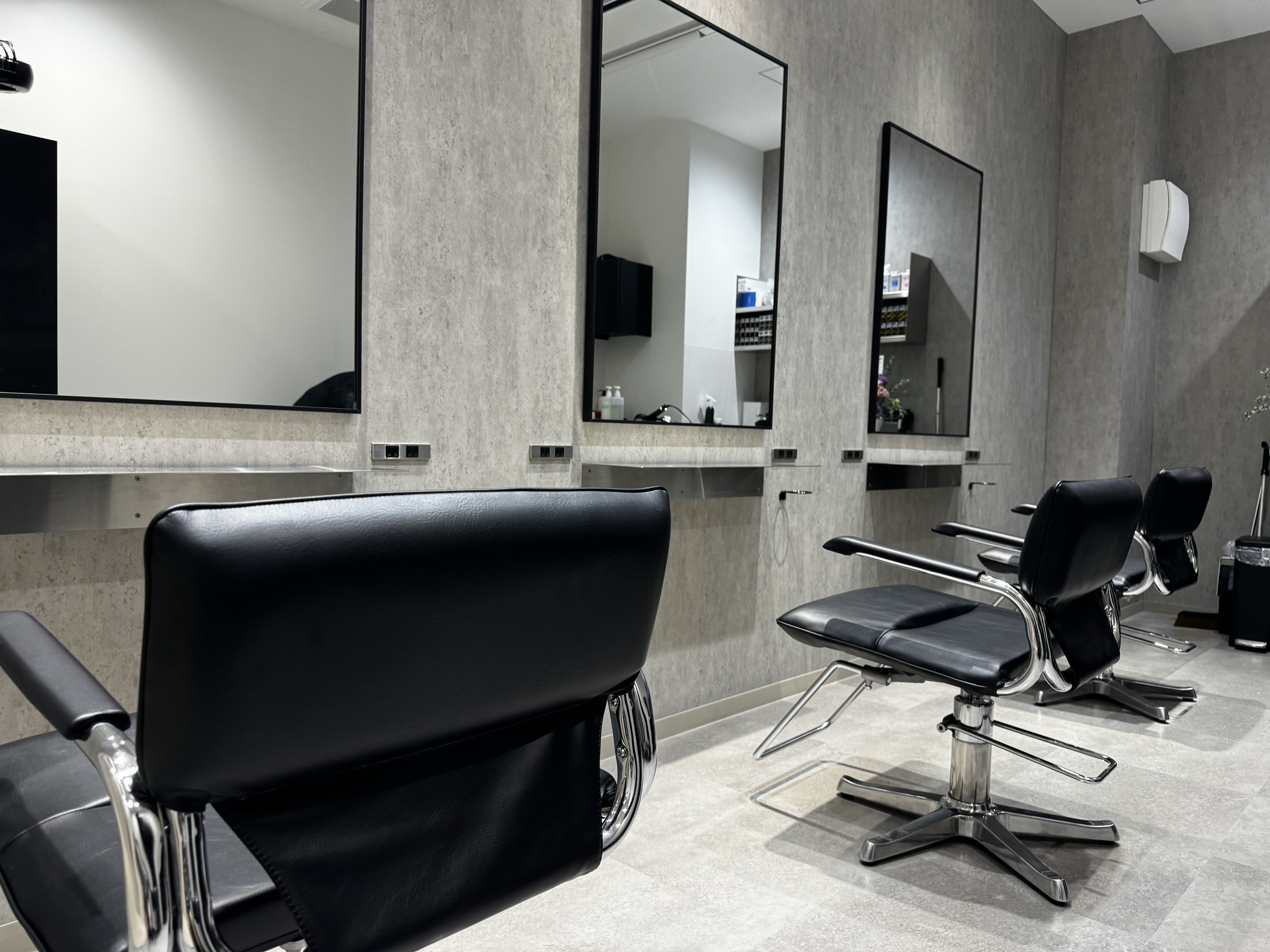 ミラーとスタイリングチェア